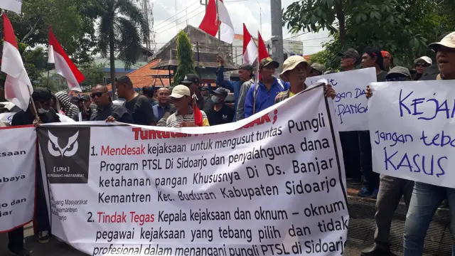 Puluhan warga Desa Banjarkemantren, Kecamatan Buduran, Jawa Timur melakukan aksi di depan kantor Kejaksaan Negeri (Kejari) Sidoarjo.