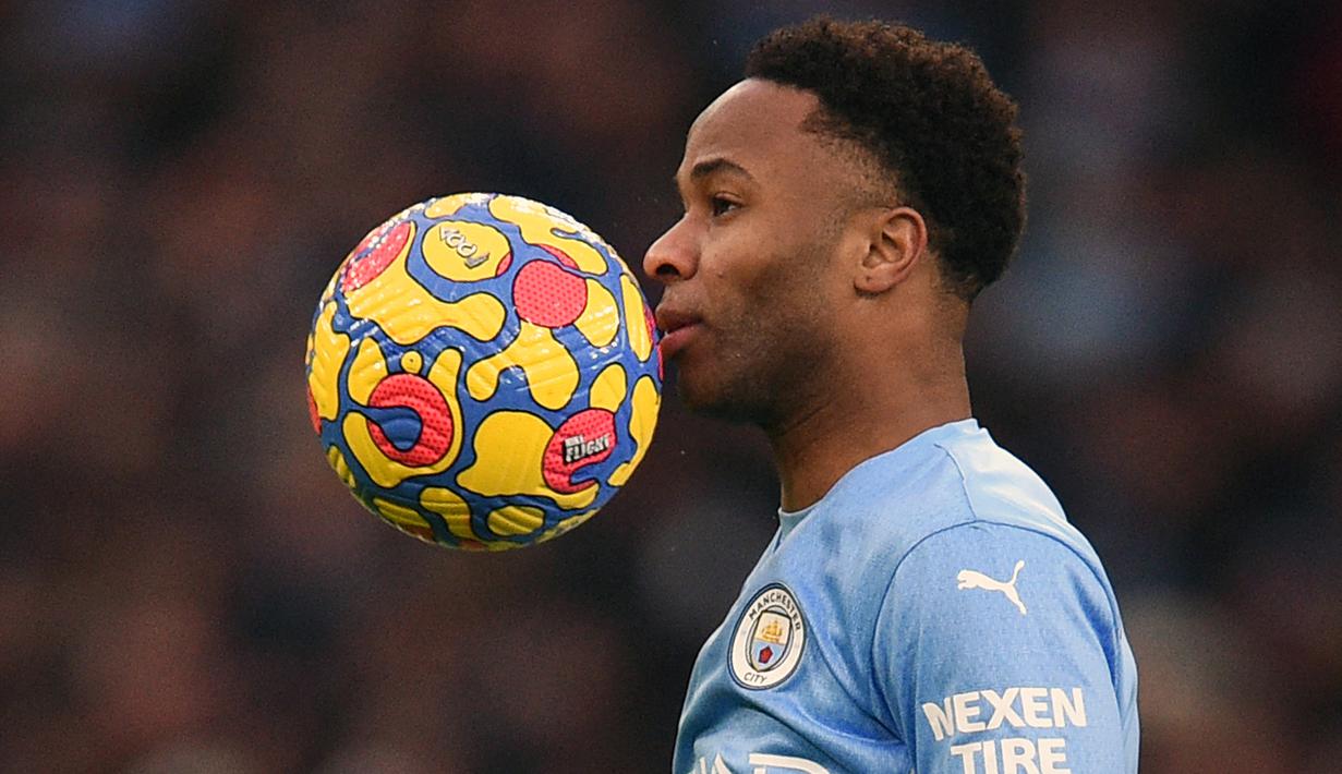 Raheem Sterling. Gelandang berusia 27 tahun yang kini memasuki musim ke-7 bersama Manchester City sejak 2015/2016 ini telah mencetak total 100 gol dari 304 laga di Premier League. Gol-gol tersebut termasuk bersama Liverpool yang dibelanya pada 2011/2012 hingga 2014/2015. (AFP/Oli Scarff)