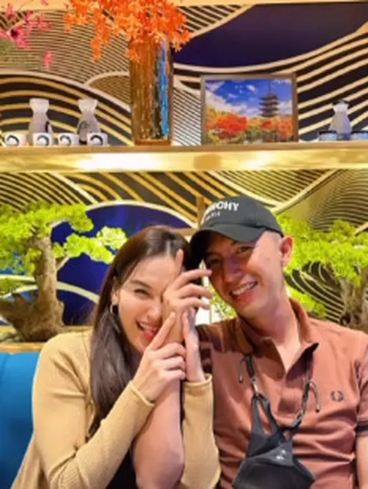 Ayu Ting-Ting padukan tanktop cokelat dan cardigan cokelat muda dengan riasan minimalis [@ayutingting92]