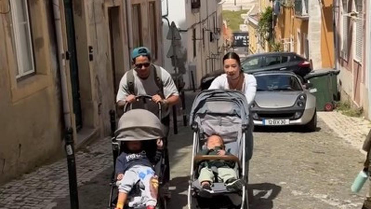 Tidak hanya Jennifer, Irfan Bachdim juga terlihat rela ketika liburan harus mendorong stroller anak, menunjukkan kerjasama dan dukungan dalam mengurus keluarga.<br>