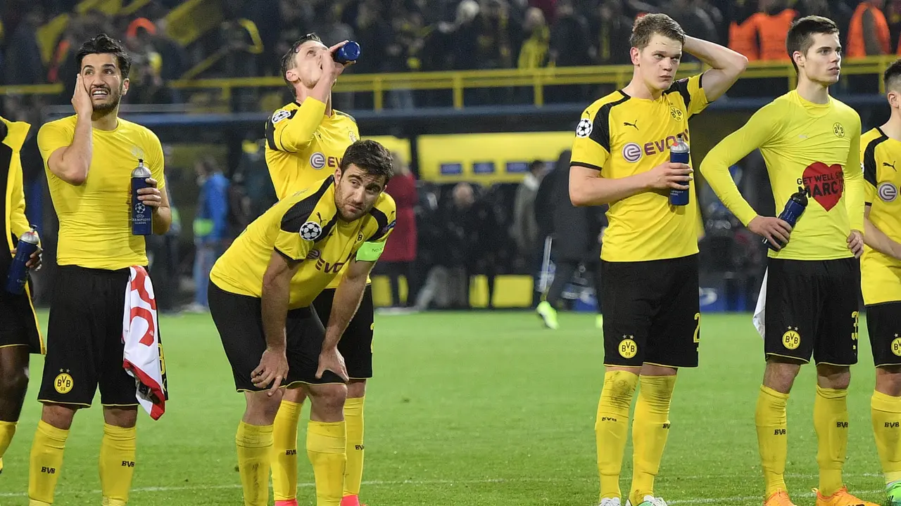 Ekspresi para pemain Dortmund setelah kalah dari AS Monaco pada leg pertama perempat final Liga Champions di Stadion Signal Iduna Park, Dortmund, Kamis (13/4/2017) dinihari WIB. 