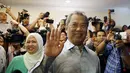 Wakil PM Malaysia, Muhyiddin Yassin menyapa awak media di ruang konferensi pers, Kuala Lumpur , Malaysia, Rabu (29/7/2015). PM Malaysia Najib Razak memecat wakilnya, Muhyiddin Yassin dalam perombakan kabinet pada 28 Juli 2015.  (REUTERS/Olivia Harris)