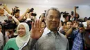 Wakil PM Malaysia, Muhyiddin Yassin menyapa awak media di ruang konferensi pers, Kuala Lumpur , Malaysia, Rabu (29/7/2015). PM Malaysia Najib Razak memecat wakilnya, Muhyiddin Yassin dalam perombakan kabinet pada 28 Juli 2015.  (REUTERS/Olivia Harris)