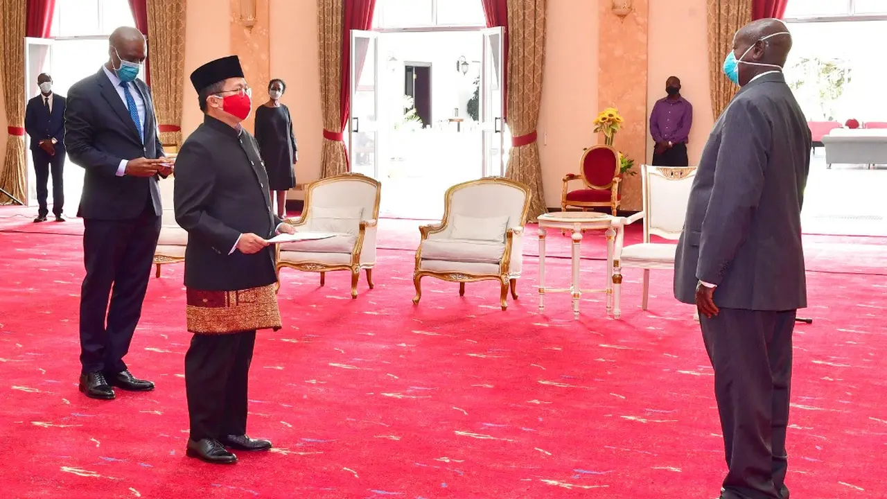 Dubes Mohamad Hery Saripudin dan presiden Uganda sepakat bahwa people-to-people contact dan hubungan perdagangan menjadi kunci utama hubungan bilateral kedua negara (KBRI Nairobi)