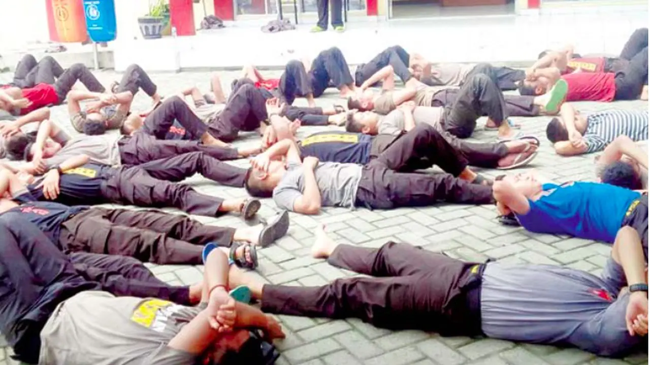 Tak Tunaikan Salat Dzuhur, Puluhan Polisi Dijemur
