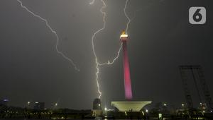 Kilatan petir menyambar di kawasan Monas, saat hujan yang disertai angin mengguyur Jakarta, Sabtu (21/12/2019),Malam. BMKG mengingatkan agar waspada terhadap potensi hujan deras yang disertai petir diprediksi akan terjadi dalam beberapa hari kedepan. (merdeka.com/Imam Buhori)