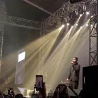 Tulus sukses bikin penonton tertawa dan sedih di Konser Tur Manusia 2023 Surabaya [Fimela/Syifa Ismalia]