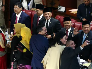 Ketua DPR Bambang Soesatyo (tengah) didampingi Wakil Ketua DPR Utut Adiyanto (kiri), Fadli Zon (kedua kiri), Fahri Hamzah (kanan), dan Agus Hermanto (kedua kanan) foto bersama dalam rapat paripurna terakhir masa kepemimpinan periode 2014-2019 di Jakarta, Senin (30/9/2019). (Liputan6.com/JohanTallo)