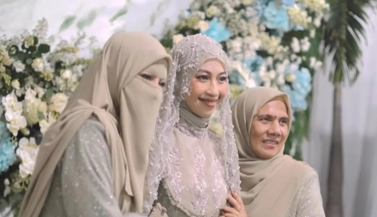 Menariknya, keluarga pengantin perempuan tampil kompak dalam busana yang santun nan teduh dilihat. [Foto: Instagram/hijazpictura]