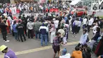 Sejumlah warga saat melihat Citayem Fashion Week di Stasiun BNI City, Sudirman, Jakarta Pusat, Senin (25/7/2022). Polres Jakarta Pusat bersama Dishub dan Satpol PP memberhentikan kegiatan cat walk zebra cross Citayem Fashion Week. (Liputan6.com/Herman Zakharia)