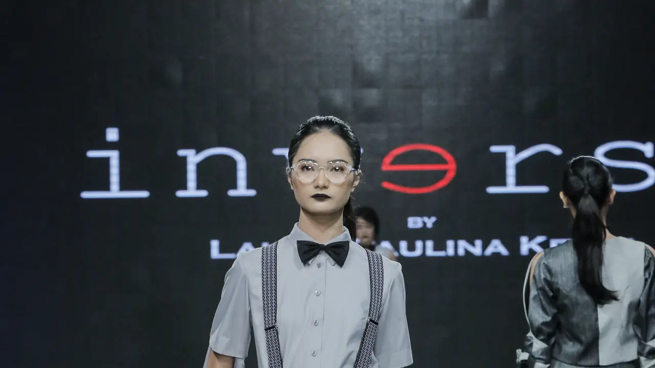 Wanita karir yang tampil modis dan edgy dapat menikmati koleksi dari desainer Laura Paulina Kelly dari Indonesian Fashion Chamber Surabaya.