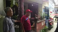 Ketua RT setempat Sarjoko saat berada di depan rumah Sugiyati. (Liputan6.com/Fernando Purba)