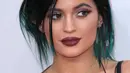 Di tahun 2014, bibir Kylie Jenner pun langsung berubah total. Ia mengatakan bahwa melakukan overlining pada bibirnya. (JIM SMEAL/BEI/REX/SHUTTERSTOCK/HollywoodLife)
