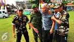Prajurit TNI membantu warga saat Hari Juang Kartika ke-70 dan HUT ke-66 Kodam Jaya di Teluknaga, Tangerang, Selasa (22/12). Korem 052 Wijayakrama melaksanakan bakti sosial berupa pembagian sembako sebanyak 2.000 paket. (Liputan6.com/Faisal R Syam)