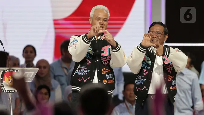 Calon Presiden dan Calon Wakil Presiden nomor urut 3 Ganjar Pranowo (kiri) dan Mahfud MD saat tiba untuk mengikuti Debat Kelima Pilpres 2024 di Jakarta Convention Center (JCC), Jakarta, Minggu (4/2/2024). (Liputan6.com/Angga Yuniar)