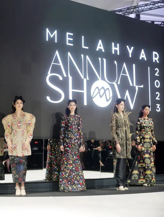 Peragaan ditutup dengan koleksi  Mel Ahyar Fall/Winter 2023-2024 mencerminkan kejelian mata Mel Ahyar memotret fenomena dua dimensi dinamika budaya yang senantiasa berkonflik: dimensi horizontal yang merupakan sebagai medan pertemuan aspek teknologi, geografi hingga sosio-ekonomi, serta dimensi vertikal yaitu lintas-generasi (Baby Boomers, X, Y/Milenial dan Z). [Fimela/Bambang E. Ros]