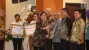 Menko PMK, Puan Maharani memberikan penghargaan Prestasi Penyelenggaraan Lebaran 2017 kepada Menteri PUPR Basuki Hadimuljono di Jakarta, Selasa (1/8). UKP-PIP memberi penghargaan kepada 15 instansi pemerintah. (Liputan6.com/Faizal Fanani)