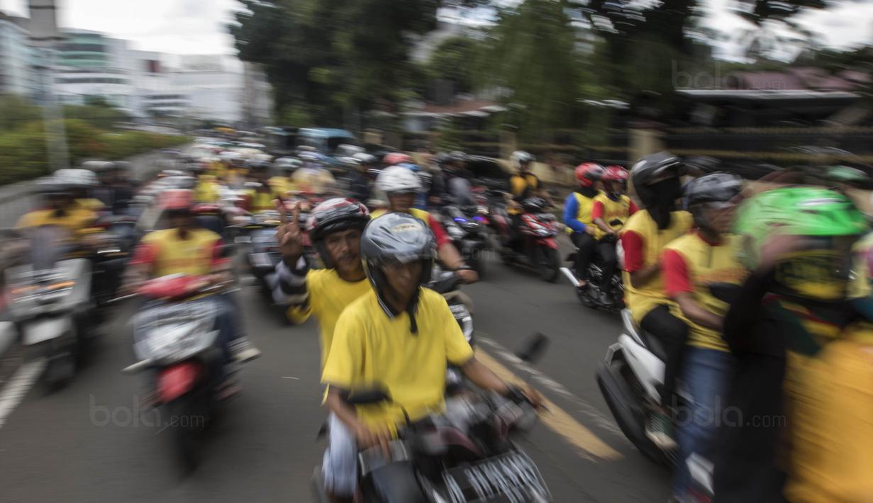 Suporter Bhayangkara FC merayakan gelar juara Liga 1 dengan konvoi dari Lapangan Bhayangkara menuju PTIK, Jakarta, Selasa (12/12/2017). Polri memberikan penghargaan kepada pemain dan official Bhayangkara FC. (Bola.com/Vitalis Yogi Trisna)