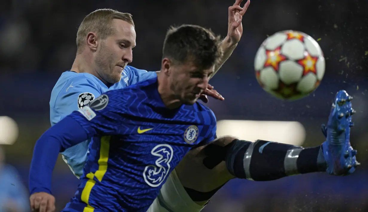 Gelandang Chelsea, Mason Mount berebut bola dengan pemain Malmoe, Franz Brorsson pada pertandingan Grup H Liga Champions di stadion Stamford Bridge di London, Kamis (21/10/2021). Chelsea menang telak atas Malmoe 4-0. (AP Photo/Alastair Grant)