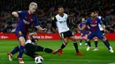 Pemain Barcelona, Ivan Rakitic merebut bola dari pemain Valencia pada semifinal pertama Copa del Rey di Stadion Camp Nou, Jumat (2/2). Menang 1-0 atas Valencia, peluang Barcelona untuk melaju ke partai final terbuka lebar. (AP/Manu Fernandez)