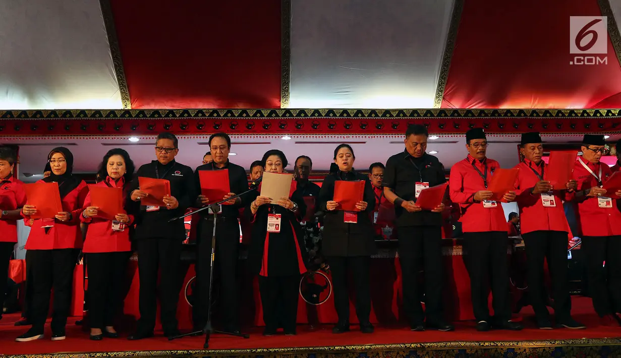 Megawati Soekarnoputri (keenam kiri) selaku Ketua Umum terpilih mengumumkan dan melantik susunan pengurus DPP PDIP periode 2019-2024 dalam hari terakhir Kongres V PDIP di Hotel Grand Inna Bali Beach, Bali, Sabtu (10/8/2019). Struktur pengurus tetap sejumlah 27 posisi. (Liputan6.com/Johan Tallo)