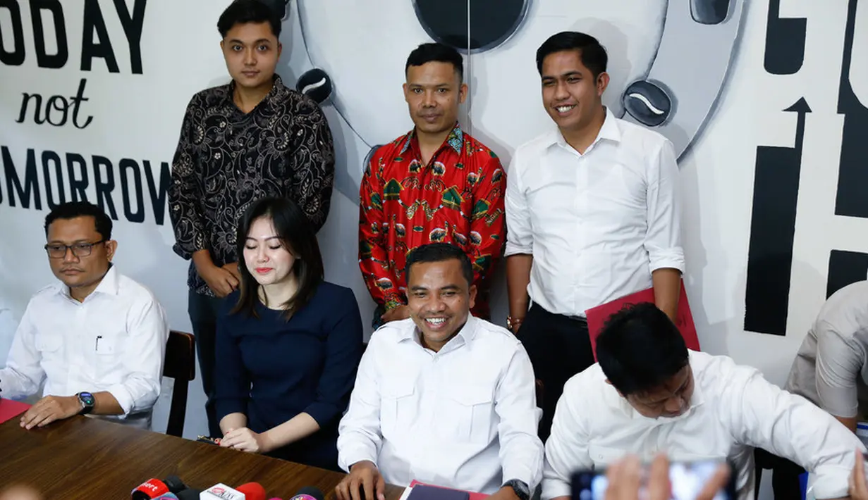 Arfita Dwi Putri yang menggelar jumpa  pers didampingi kuasa hukumnya di kawasan Cawang, Jakarta Timur Kamis, (11/5/2023). Arfita juga membantah tudingan dari suaminya. Arfita juga bersyukur meski tak mendapatkan nafkah dari  Yama Carlos bisa membiayai kebutuhannya. [Foto: Bayu Herdianto/KapanLagi.com]