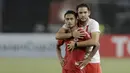 Kiper Persija Jakarta, Andritany Ardhiyasa, berusaha menenangkan Ramdani Lestaluhu yang kecewa usai disingkirkan Home United pada laga Piala AFC di SUGBK, Jakarta, Selasa (15/5/2018). Persija takluk 1-3 dari Home United. (Bola.com/M Iqbal Ichsan)