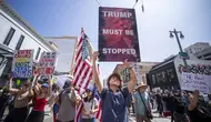 Demonstrasi ini terjadi menyusul gelombang protes atas razia terhadap para migran yang dimulai sekitar dua minggu lalu, yang diikuti perintah Trump untuk mengirim Garda Nasional dan marinir ke Los Angeles. (RINGO CHIU/AFP)
