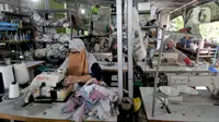 Aktivitas sebuah usaha konveksi milik Enca saat menyelesaikan produksi baju di Desa Curug, Bogor, Jawa Barat, Kamis (4/3/2021). Kini produksinya rata-rata 1500 setel pakaian per minggu dengan omzet sebulan lebih dari Rp 150 juta dan mampu mempekerjakan 17 orang warga desa. (merdeka.com/Arie Basuki)