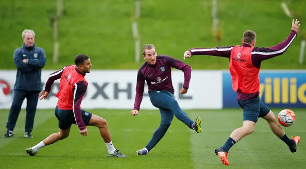 Para Pemain Timnas Inggris Harry Kane (tengah ) dan Kyle Walker (kiri) mengikuti latihan di  St. George’s Park, Inggris, Rabu (07/10/15). (Reuters / John Sibley)