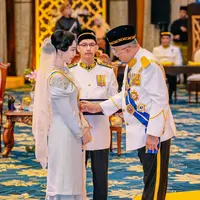 Gelar kehormatan ini diberikan oleh Yang di-Pertua Negeri Melaka, Tun Dr. Mohd Ali Rustam.