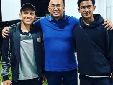 Andre Rosiade baru-baru ini unggah foto kebersamaannya dengan Egy dan Arhan. Kedua pemain tersebut dipanggil oleh Timnas Indonesia.  Andre memang menyukai dunia sepak bola sehingga membuat dekat dengan para pemain Timnas. (Liputan6.com/IG/andre_rosiade)