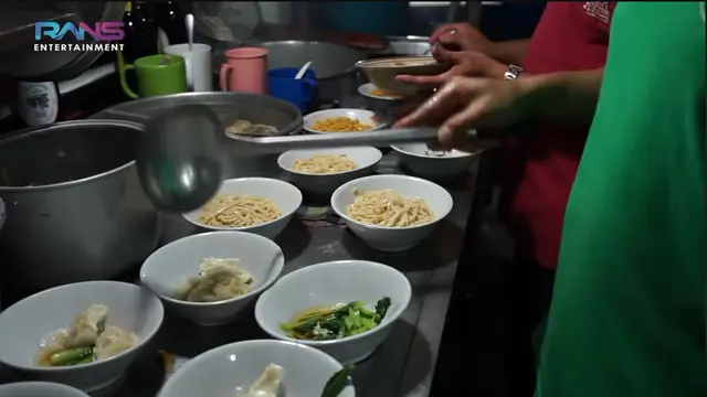 Nagita Slavina santai makan mie pinggir jalan