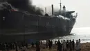 Kebakaran terjadi di galangan kapal Gadani, Pakistan, Selasa (1/11). Diduga kebakaran terjadi karena kelalaian selama pekerjaan mengelas di kapal tanker minyak tersebut. (AFP PHOTO / Rizwan Tabassum)