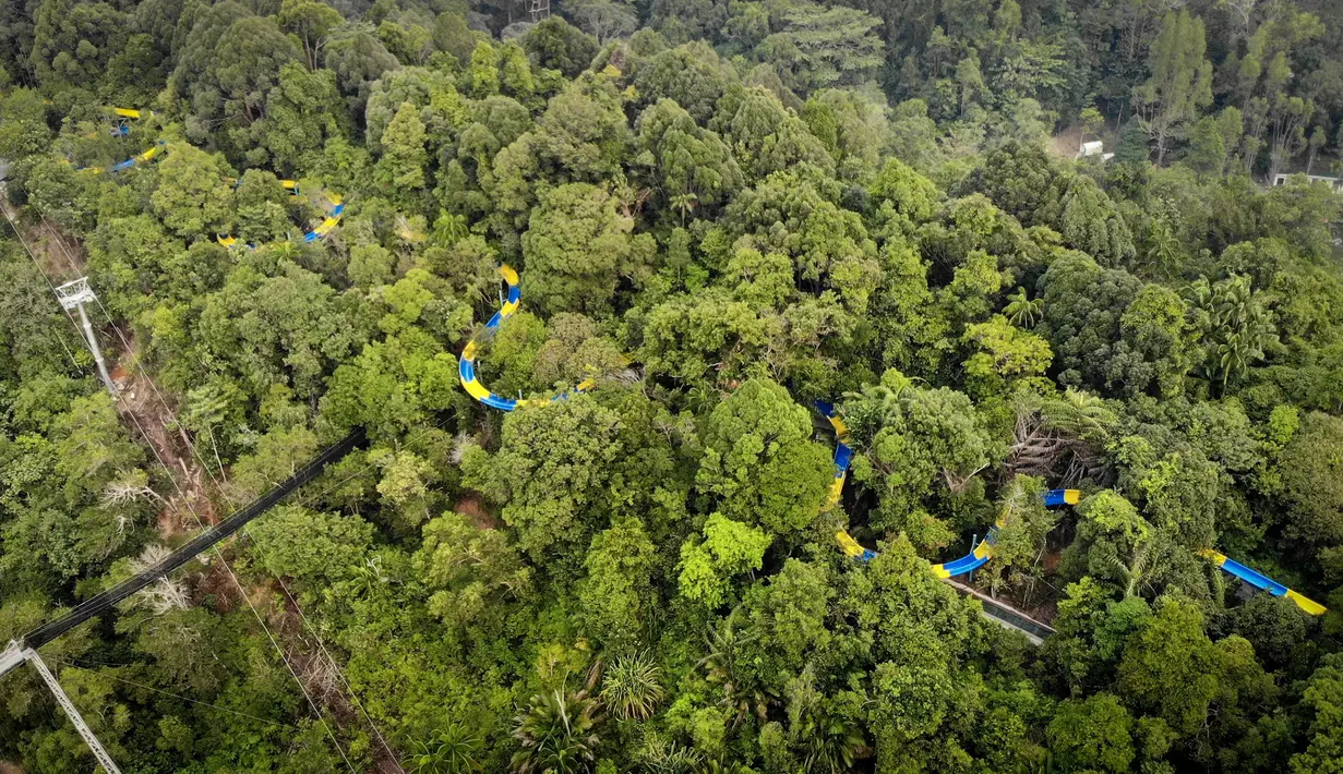 Foto udara memperlihatkan perosotan air terpanjang di dunia di Escape theme park di Teluk Bahang, Malaysia (25/9/2019). Perosotan air ini memilik panjang .740 kaki atau 1.140 meter.  (AFP Photo/Sim Leisure Group Ltd.)