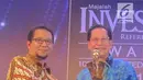 Presdir BCA Jahja Setiaatmadja (kanan) menerima penghargaan Emiten Terbaik 2019 untuk Top Performing Listed Companies 2019 dalam Investor Awards 2019 di Jakarta, Kamis (16/5). BCA diapresiasi sebagai bank yang berhasil menjaga kinerja bisnis dan terbukti unggul. (Liputan6.com/HO/Eko)