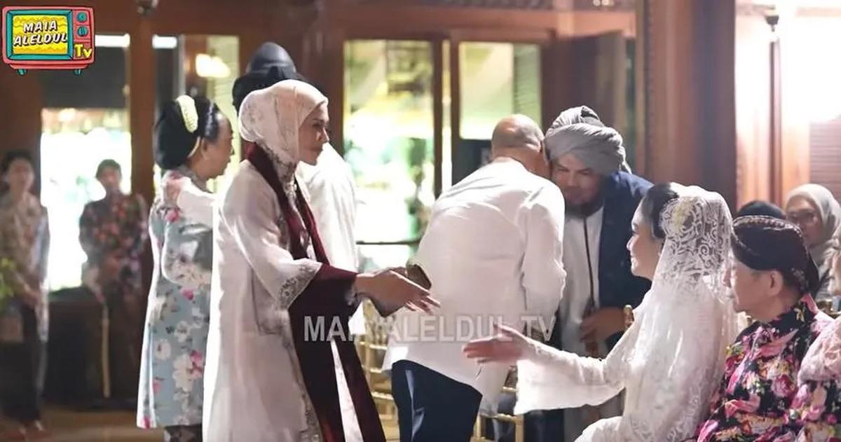 Mulan kemudian melongok dan melihat sosok Maia. Lalu ia berjalan menghampiri Maia untuk menyapa dan bersalaman, sementara Maia tetap duduk di kursinya.
