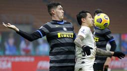 Bek Inter Milan, Alessandro Bastoni, berebut bola dengan pemain Benevento, Gianluca Lapadula, pada laga Liga Italia di Stadion Giuseppe Meazza, Minggu (31/1/2021), Inter Milan menang dengan skor 4-0. (AP/Luca Bruno)