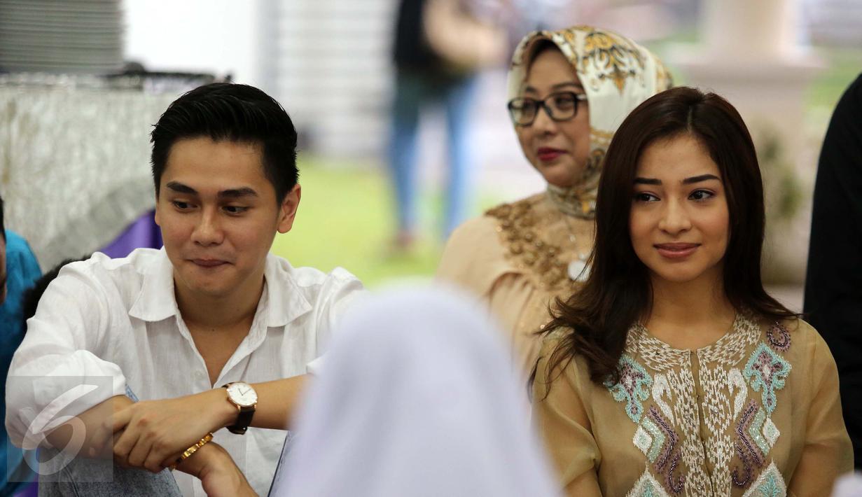 Nikita Willy ditemani sahabatnya, Bagus Akbar saat merayakan ulang tahun ke-22 di panti asuhan kawasan Bekasi, Rabu (29/6). Tidak seperti tahun-tahun sebelumnya, momen bertambahnya usia itu dirayakan Nikita secara sederhana. (Liputan6.com/Herman Zakharia)