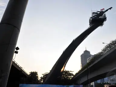 Perawatan Monumen Patung Dirgantara di kawasan Pancoran, Jakarta, memasuki hari ke-13, Minggu (24/8/14). (Liputan6.com/Panji Diksana)