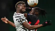 Pemain Manchester United, Paiul Pogba (kiri) berduel dengan pemain AC Milan, Souhaliho Meite pada leg kedua babak 16 besar Liga Champions 2020/2021, Jumat (19/03/2021) dini hari WIB. (Marco BERTORELLO / AFP)