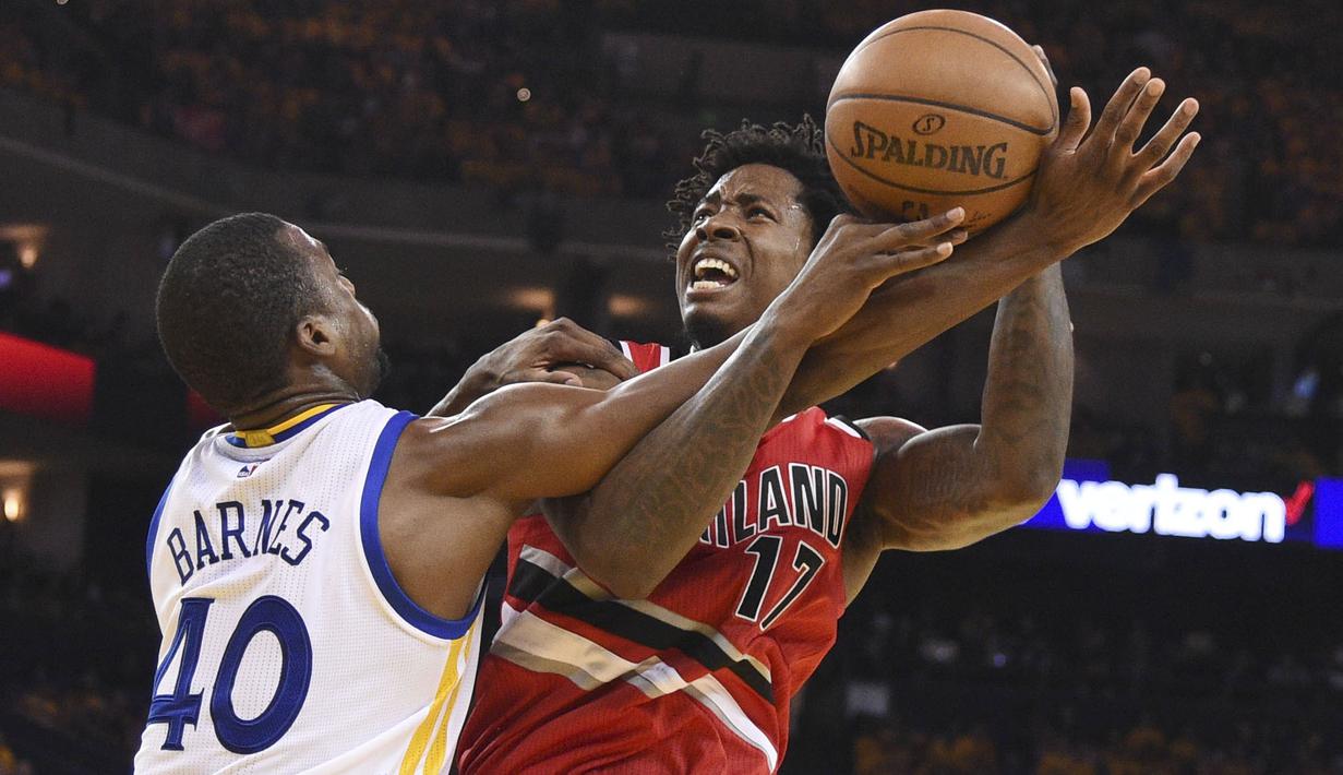 Pebasket Warriors, Harrison Barnes (40) melakukan pelanggaran kepada pebasket Blazers, Ed Davis (17) pada laga NBA Playoffs di Oracle Arena, (12/5/2016) WIB. (Mandatory Credit: Kyle Terada-USA TODAY Sports)