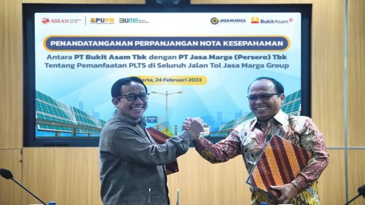 Penandatanganan Perpanjangan Nota Kesepahaman PT Bukit Asam Tbk (PTBA) dengan PT Jasa Marga Tbk (JSMR) tentang pemanfaatan PLTS di seluruh jalan tol grup Jasa Marga, 24 Februari 2023. (Foto: Istimewa)