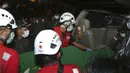 Tim penyelamat membawa jenazah korban tenggelamnya kapal penumpang KMP Yunicee dengan tandu ke dalam mobil di Banyuwangi, Jawa Timur, Rabu (30/6/2021). KMP Yunicee membawa 57 orang di antaranya 13 kru, 3 petugas kantin, dan 41 penumpang. (AP Photo)