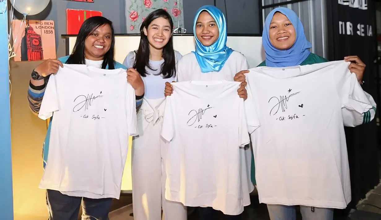 Tak lupa, Cut Syfa pun memberkan tanda tangan di kaus untuk para penggemarnya. (Bambang E. Ros/Bintang.com)