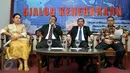 Komisi IV menggelar konferensi pers terkait kebakaran hutan di Kompleks Parlemen, Jakarta, Rabu (7/10/2015). Komisi IV DPR mendesak Presiden untuk segera menuntaskan permasalahan kabut asap di Sumatera dan Kalimantan. (Liputan6.com/Johan Tallo)