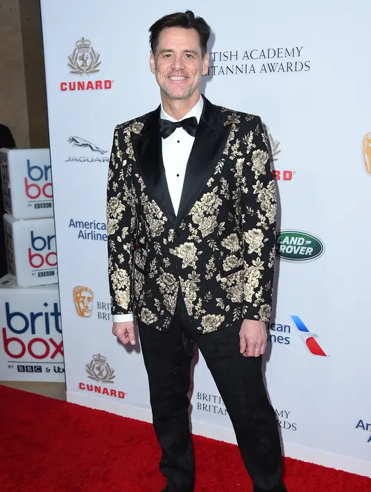 Aktor komedi Jim Carrey tersenyum saat tiba menghadiri acara BAFTA Los Angeles Britannia Awards 2018 di Beverly Hilton di Beverly Hills, California (26/10). Di acara ini Jim Carrey menerima Penghargaan Charlie Chaplin Britannia. (AFP Photo/Jordan Strauss)