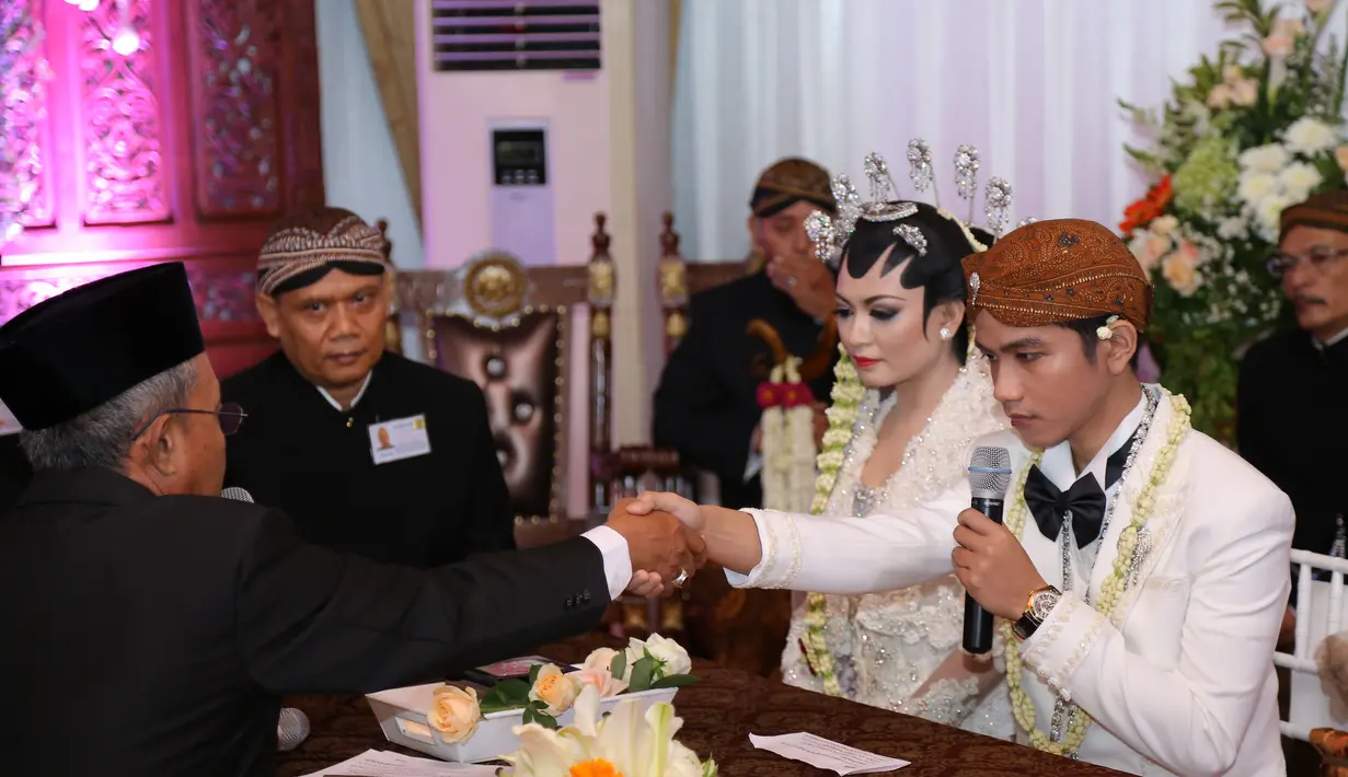 Gibran Rakabuming dengan lancar mengucap ijab kabul. (Galih W. Satria/Bintang.com)