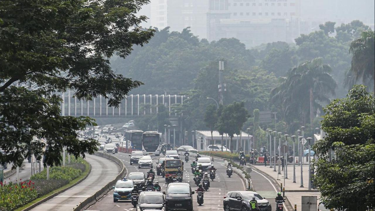 Sejumlah petugas gabungan kembali menyemprot jalanan di Jakarta untuk mengurangi polusi udara pada Minggu (27/8).