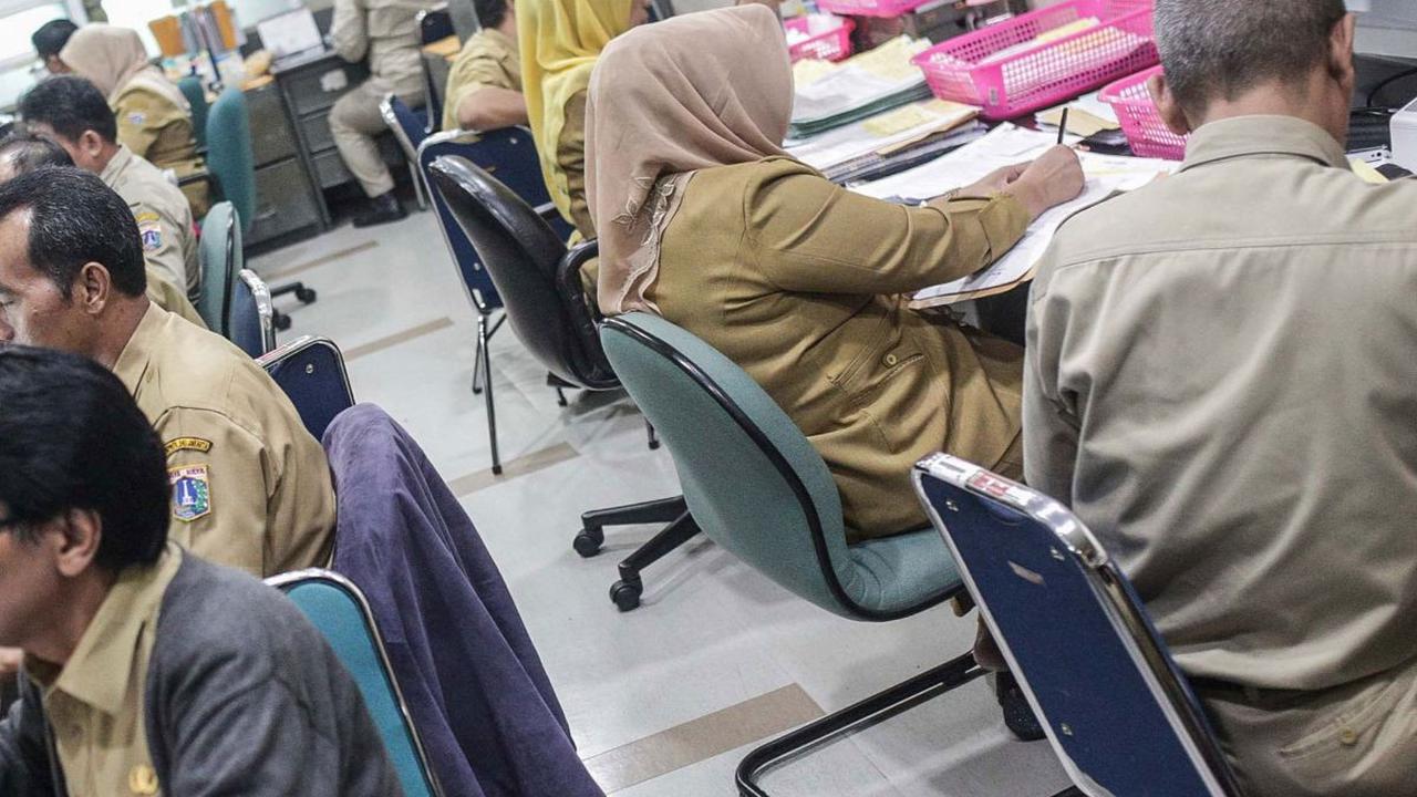 Trubus pun menjelaskan, bahwa pemerintah menerapkan sistem single salary supaya para PNS dapat bekerja lebih keras dan memperoleh gaji yang lebih besar.&nbsp;